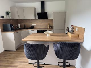 1-Ferienwohnung-Franken-Auszeit-Kueche-mit-Barhockern
